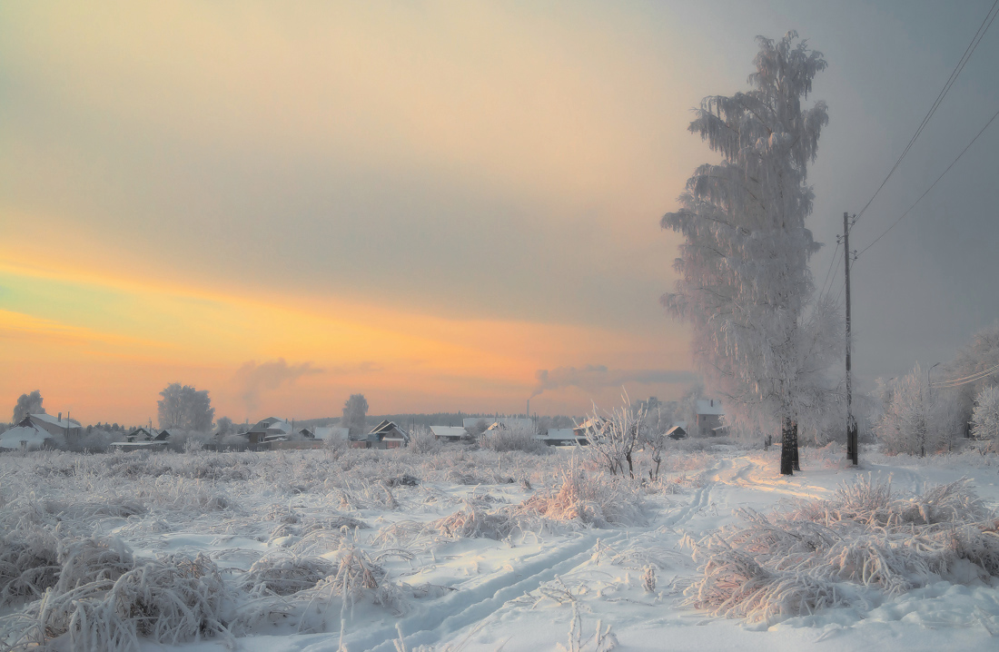 photo "***" tags: landscape, grass, hoarfrost, snow, sunset, winter, деревья, дым, мороз, окраина, сияние, тропинки