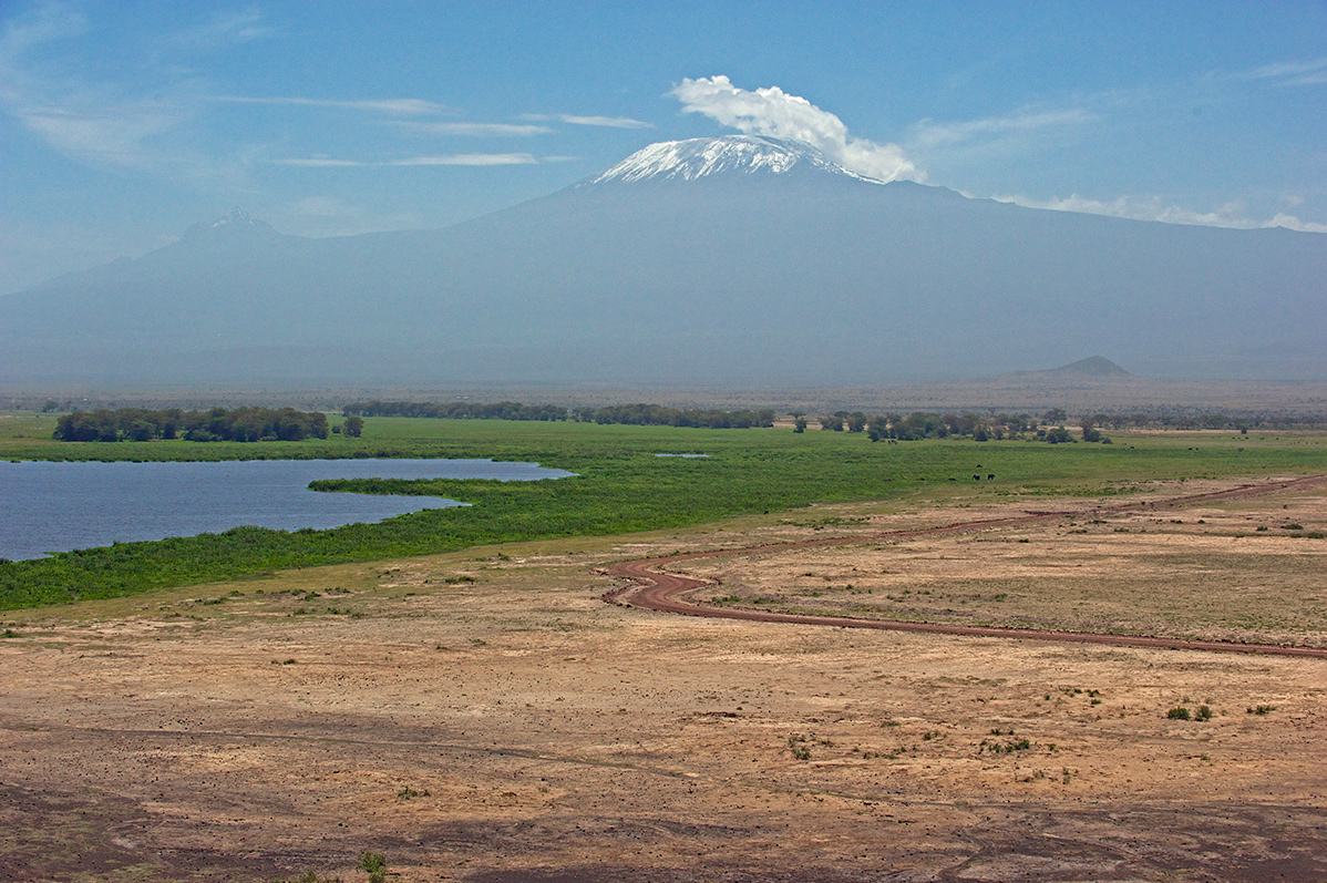 фото "Дорога к Килиманджаро" метки: пейзаж, путешествия, Амбосели, Килиманджаро, болото, гора, равнина