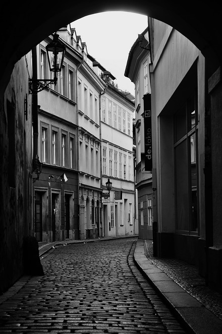 photo "Проход и улица" tags: black&white, Prag, Prague, Praha