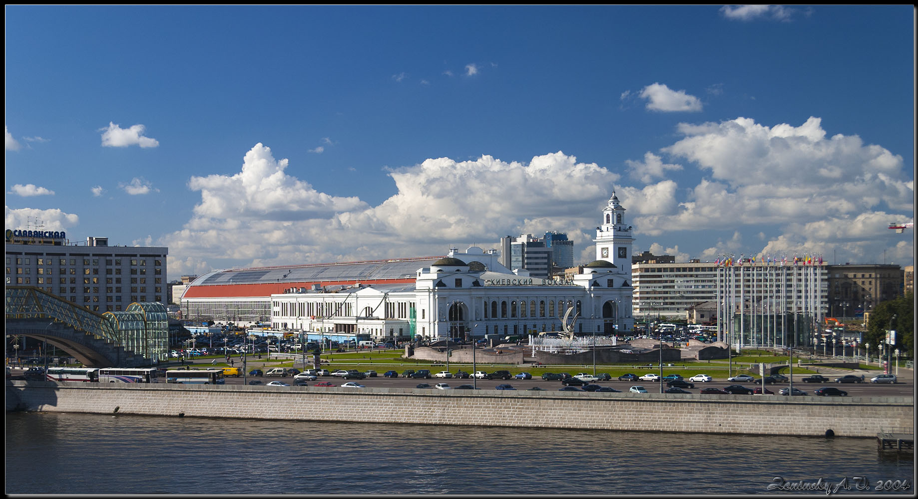 photo "Kievsky Railway Station in 2004" tags: architecture, landscape, city, Europe, Moscow, building, car, clouds, road, summer, tower, water, Набережная