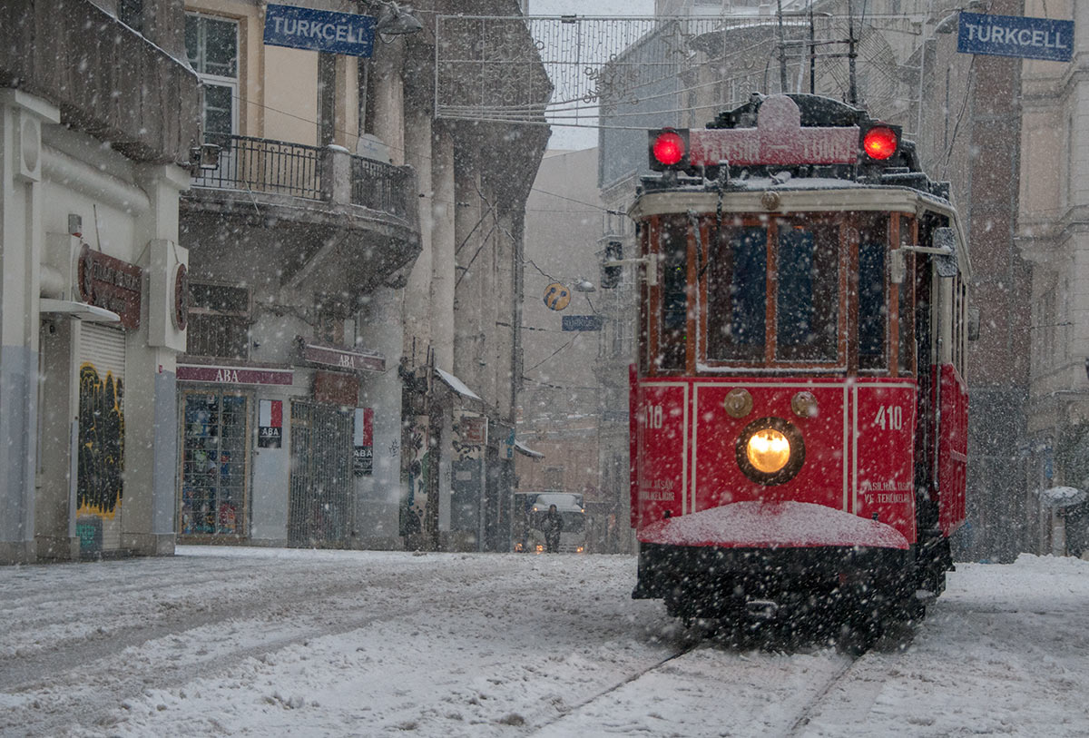 photo "istanbul winter" tags: street, city, travel, istanbul, istiklal street, snow, winter