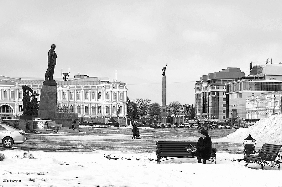 photo "***" tags: street, reporting, winter, woman, драматизм, памятник., политика, треугольник