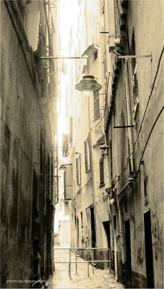 photo "Genoa, walking inside historical center" tags: architecture, 