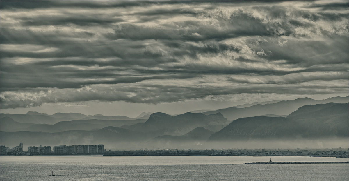 photo "***" tags: landscape, city, black&white, Europe, clouds, mountains, sea, water, winter