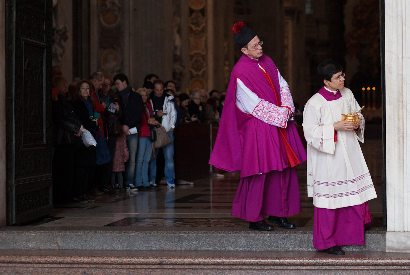 photo "Pope is late" tags: genre, 