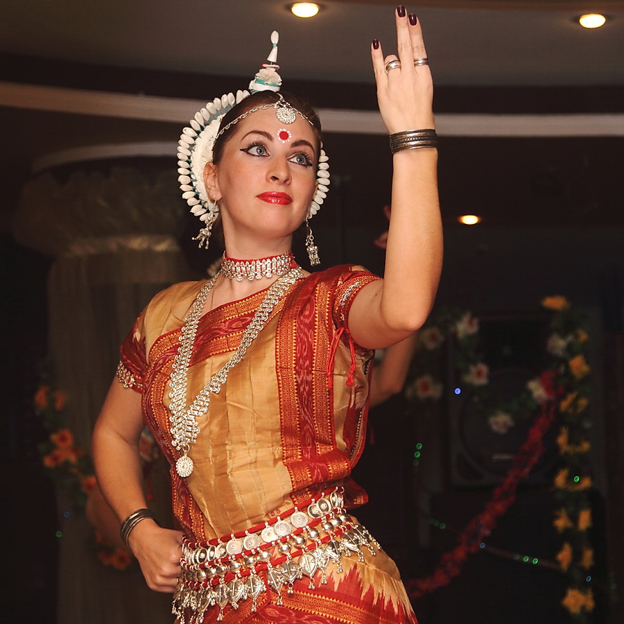 photo "Dancer" tags: reporting, portrait, индийские танцы, одисси, танец, танцовщица