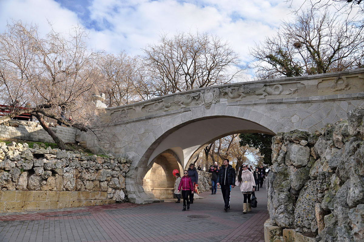 photo "***" tags: landscape, architecture, genre, bridge, people