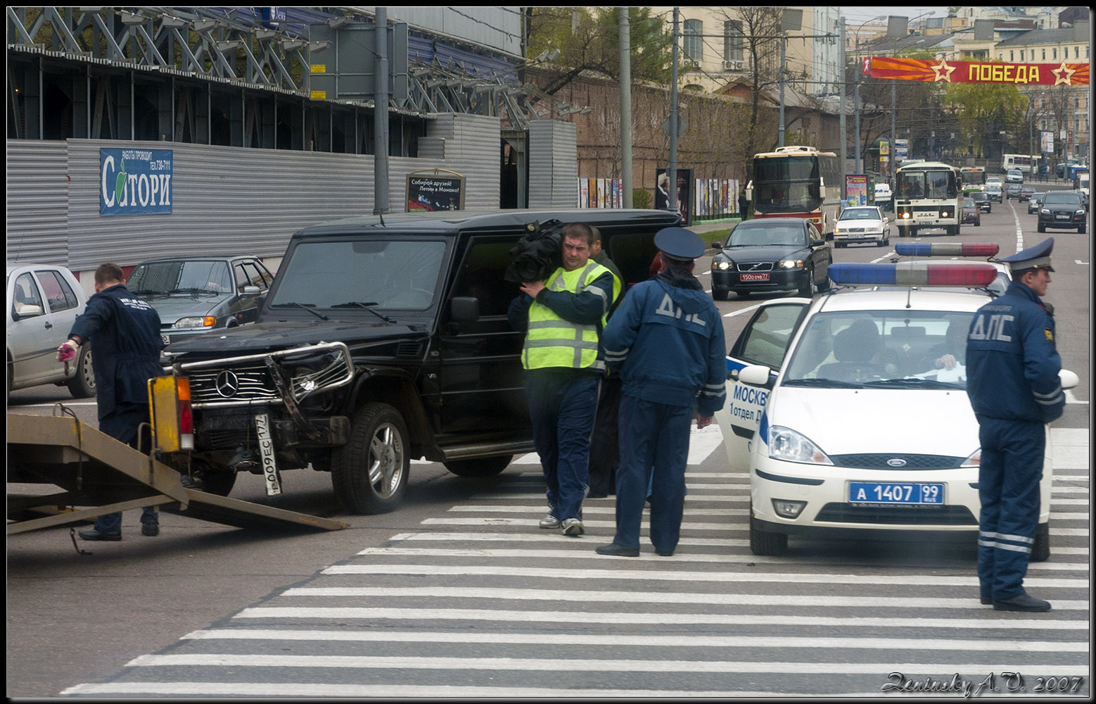 photo "Victory!" tags: humor, city, street, Europe, Moscow, building, car, people, road, summer