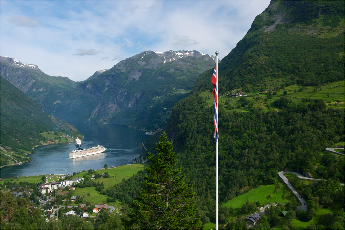фото "Главное о Норвегии в одном кадре" метки: пейзаж, путешествия, Гейрангер, горы, залив, корабли, лайнеры, поселок, серпантин, снежники, фьорд