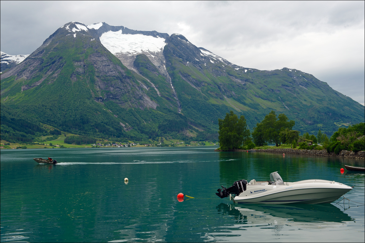photo "A mixture of Norway to Italy" tags: landscape, travel, boats, gulf, mountains, water, катера, моторки, снежники, фьорд