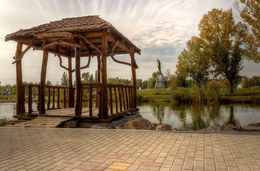 photo "***" tags: landscape, Ukraine, clouds, sky, Запорожье, беседка, памятник