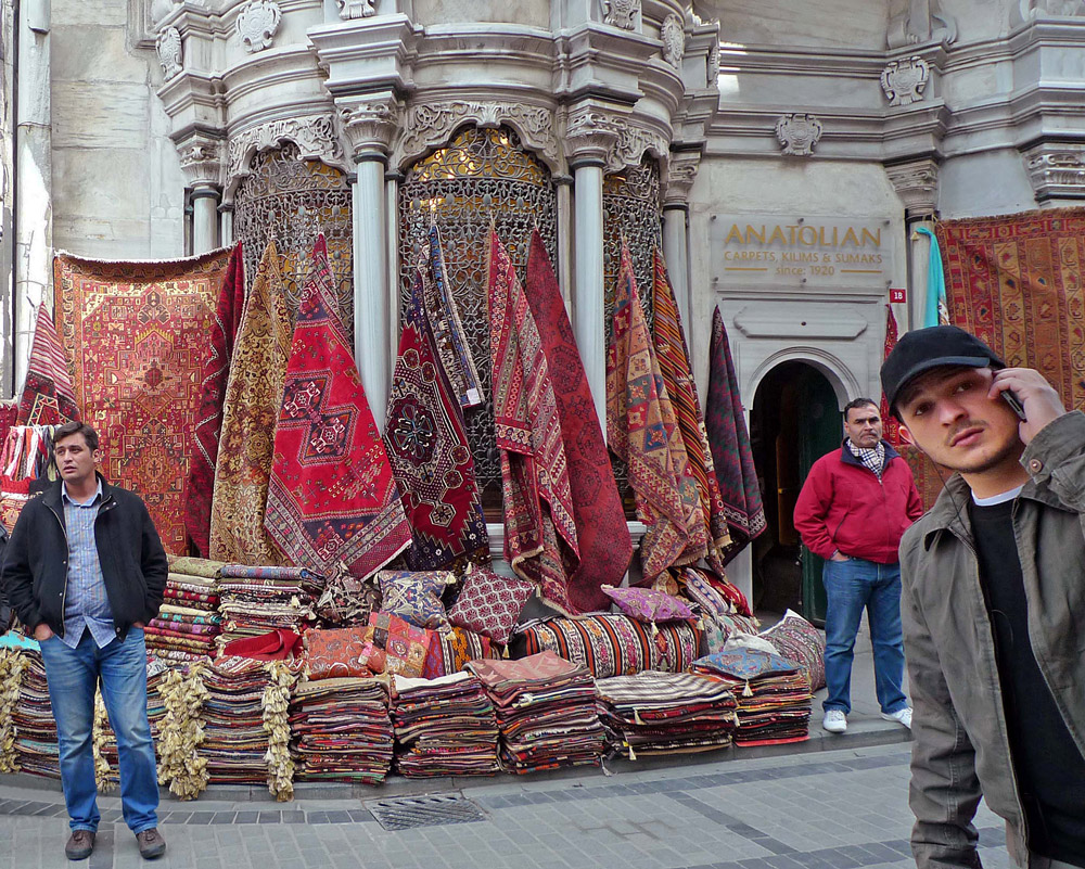 photo "Selling carpets" tags: genre, street, travel, Стамбул