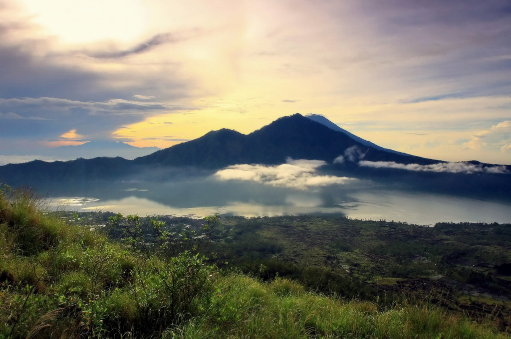 фото "Рассвет над вулканом, Бали." метки: пейзаж, природа, путешествия, Азия, вода, горы, облака, озеро, рассвет