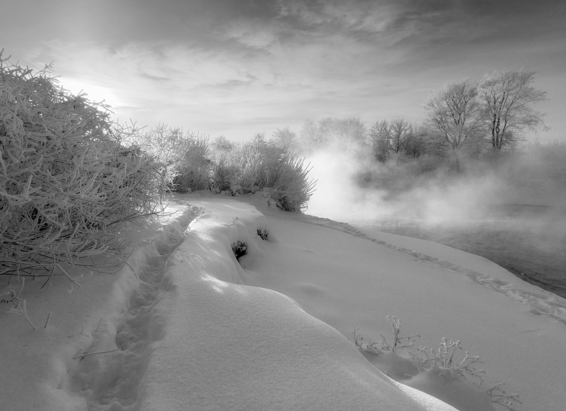 photo "***" tags: landscape, black&white, fog, hoarfrost, snow, water, winter, Речка, ветки, деревья, мороз, тропинки