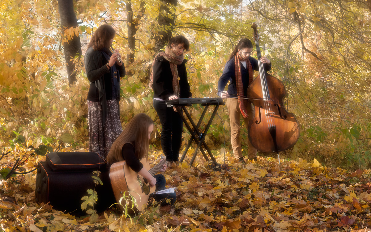 photo "Music for October" tags: street, city, autumn, Петербург, листья, музыка, октябрь