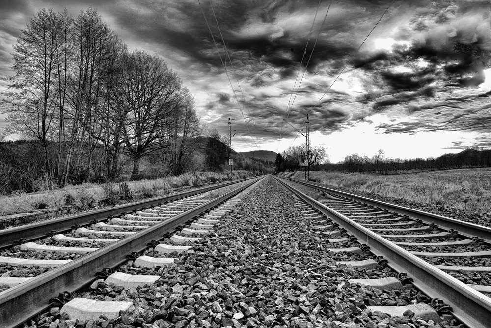 Уходящая железная дорога. Железная дорога в даль. Железная дорога уходит в даль. Уходящий поезд. Железная дороги уходящей в даль.