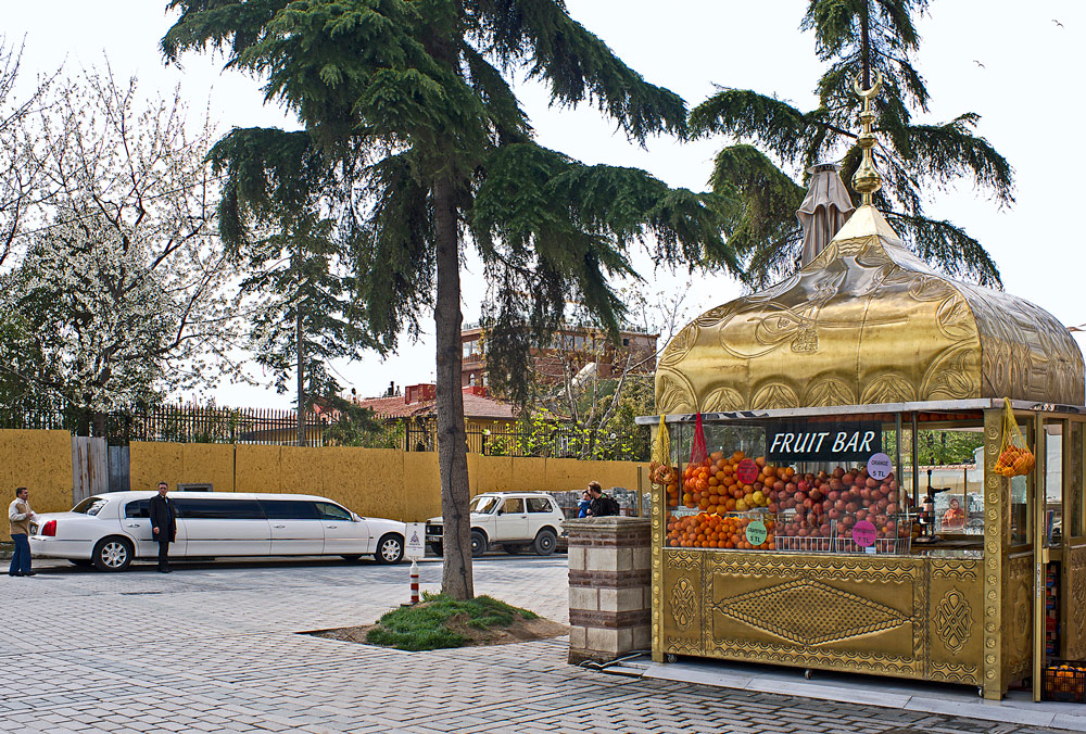 photo "Contrasts of Istanbul" tags: city, 