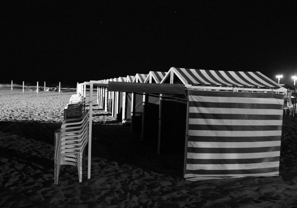 photo "The night of the beach" tags: black&white, architecture, 