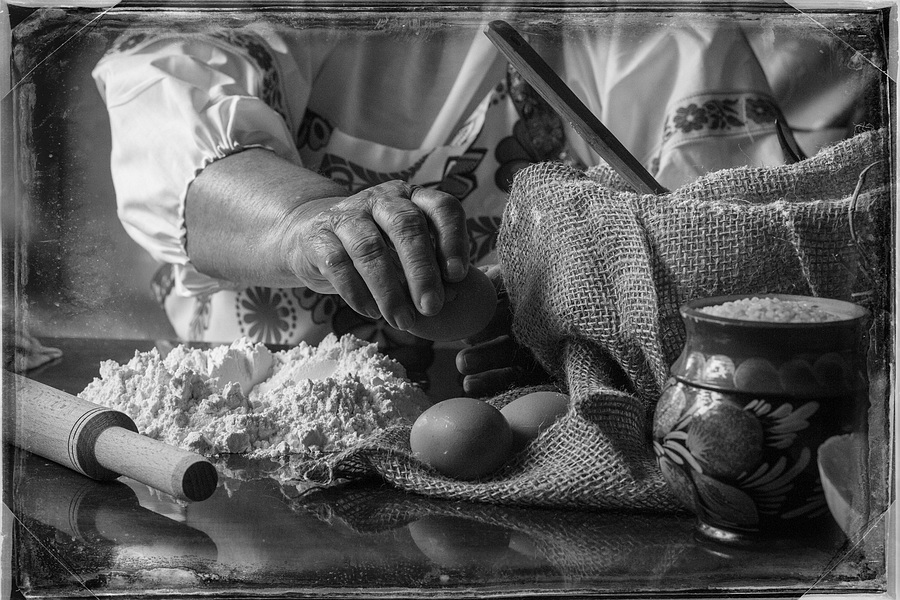 фото ""Отражение в подносе" Напеку пирожков" метки: жанр, макро и крупный план, черно-белые, бабушка, кухни, руки