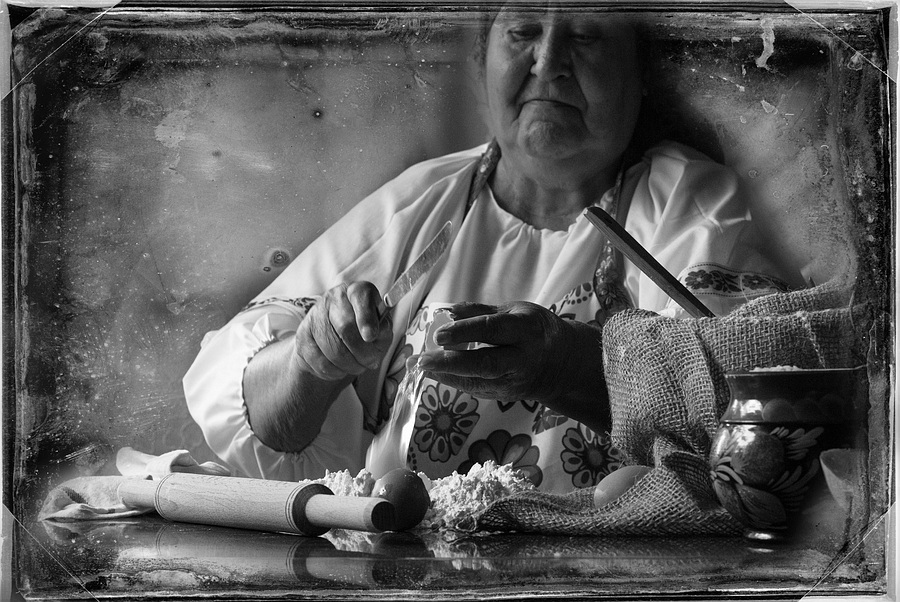 фото ""Отражение в подносе" Замешу тесто" метки: жанр, черно-белые, портрет, бабушка, кухня