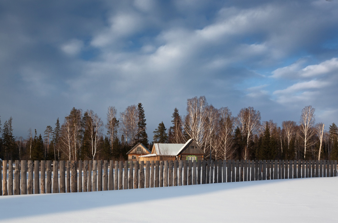 фото "Деревянные рельсы" метки: пейзаж, забор, зима, избушки, лес, облака, снег
