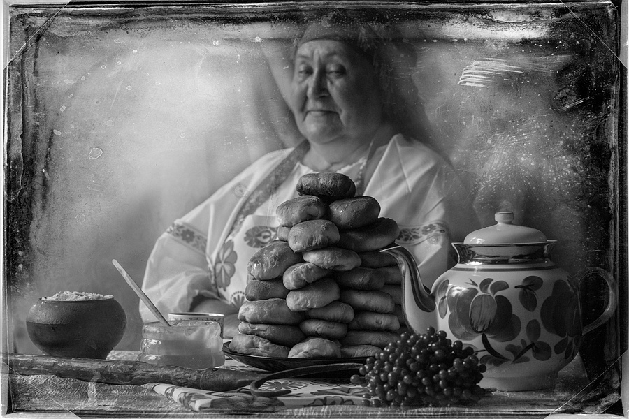 фото ""Отражение в подносе" Гордость" метки: жанр, черно-белые, портрет, бабушка, пирожки