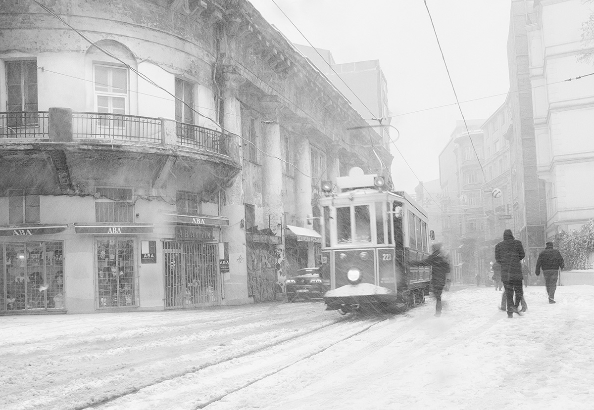 photo "istanbul winter" tags: street, city, black&white, istanbul, istiklal street, snow, snow.taksim, winter