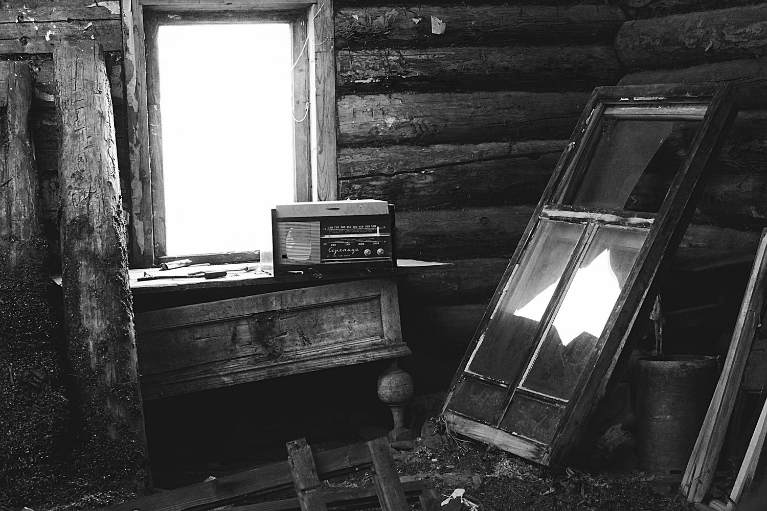 photo "Kind of still life" tags: travel, architecture, interior, black and white, антиквариат, окно, радио, старое