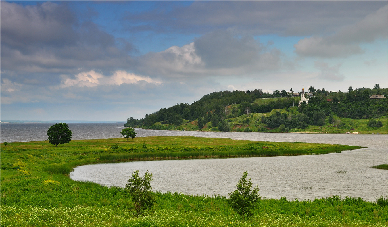 photo "***" tags: landscape, clouds, grass, river, summer, деревня, деревья, разлив, церковь