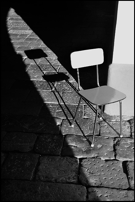 photo "Cтул, свет и тени" tags: black&white, Prag, Prague, Praha