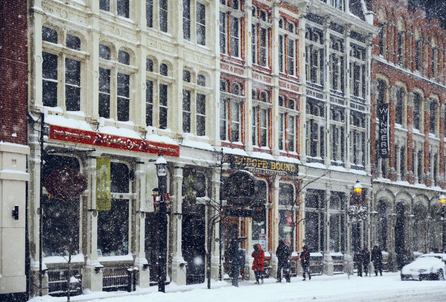 фото "Рождественская улочка" метки: город, стрит-фото, архитектура, зима, люди, рождество, снег, снегопад, торонто, улица