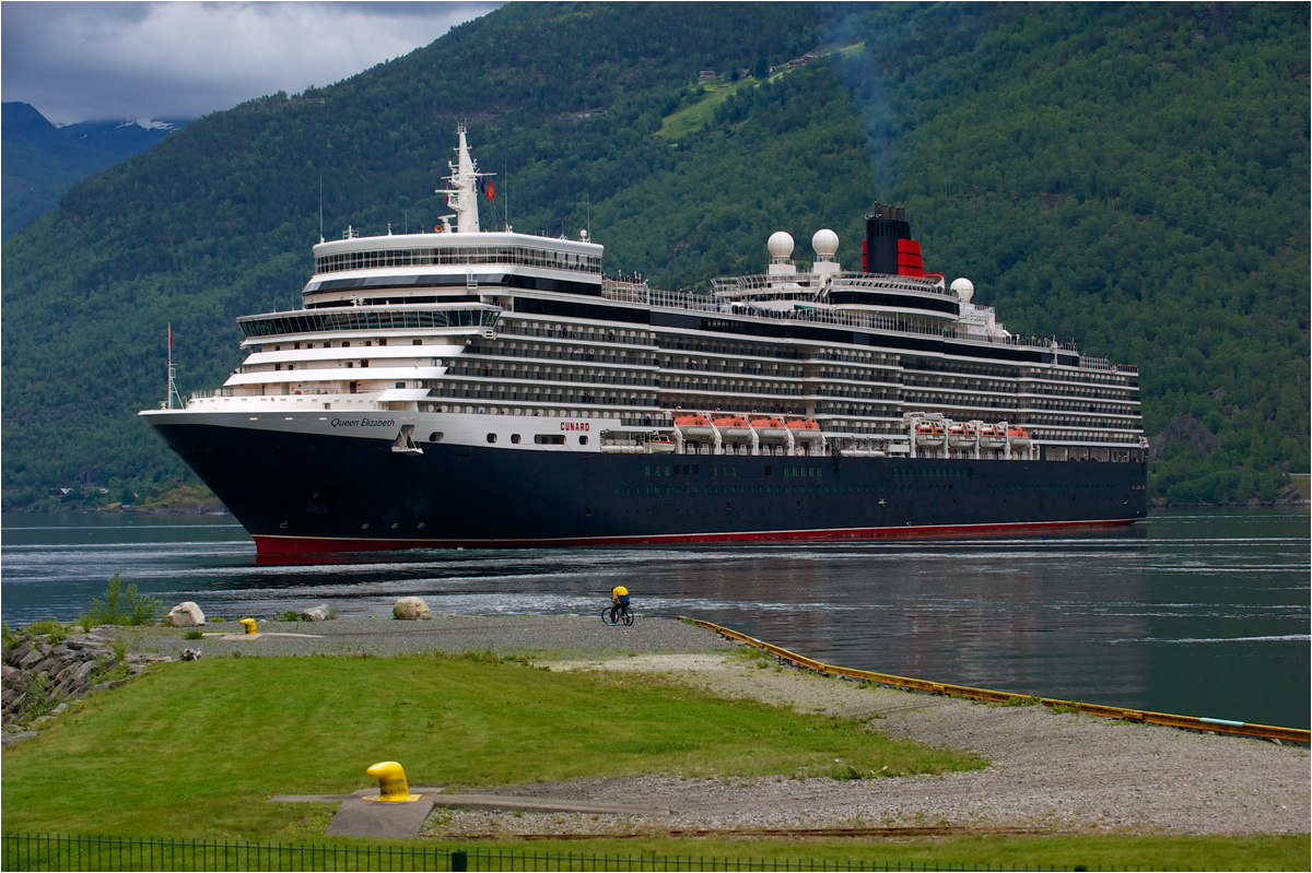 photo "Small cyclist and big steamer" tags: travel, reporting, mountains, лайнер, пароход, причал, теплоход