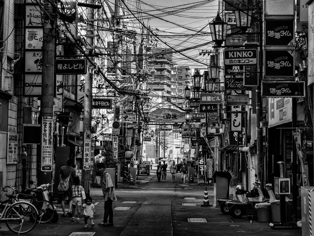 Tokyo white. Япония Токио мрачная улица. Черно белая Япония. Японская улица чб. Города Японии чб.