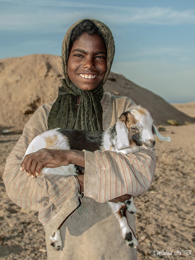 фото "Joyful Friendship" метки: портрет, путешествия, репортаж, desert, Африка, девушка, домашние животные