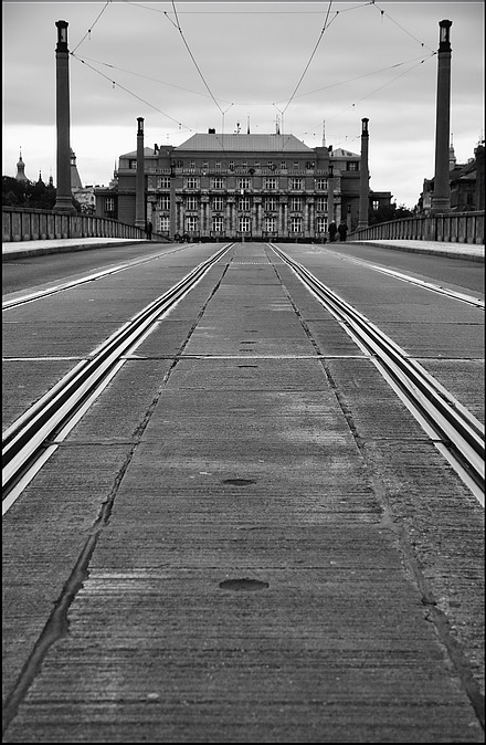photo "Здание и мост" tags: black&white, Prag, Prague, Praha