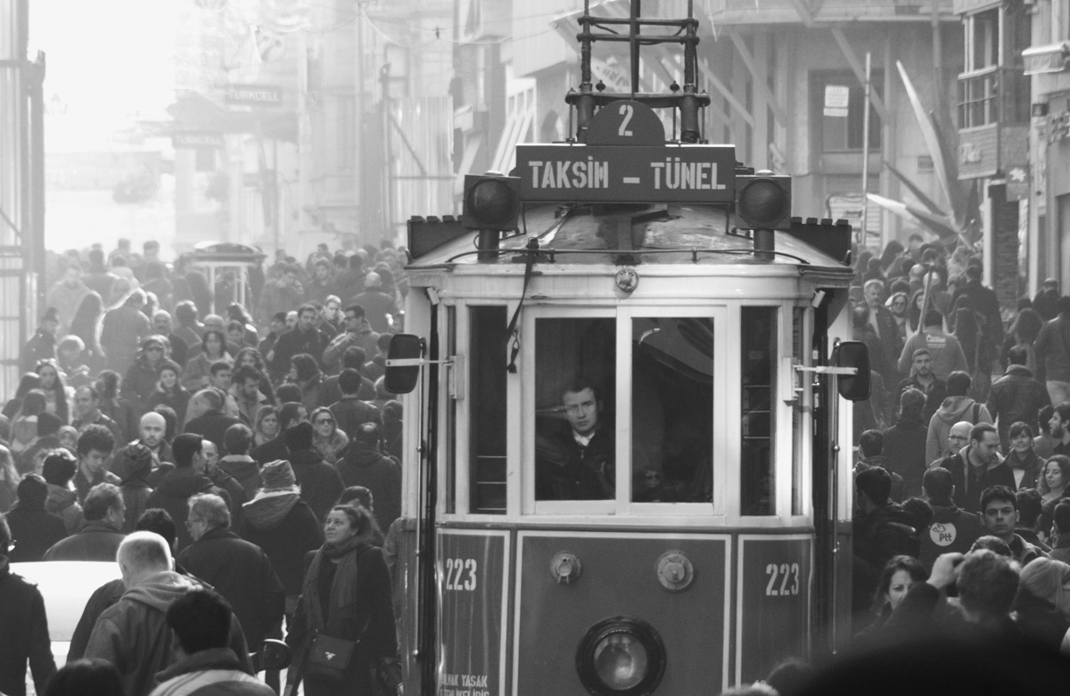 фото "lonely man" метки: стрит-фото, портрет, город, istanbul, istiklal street, taksim tramway