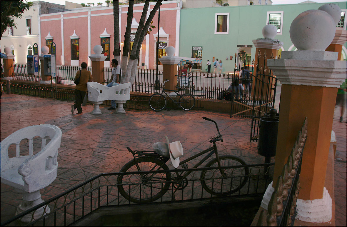 photo "Public garden. Valladolid town." tags: street, city, architecture, 