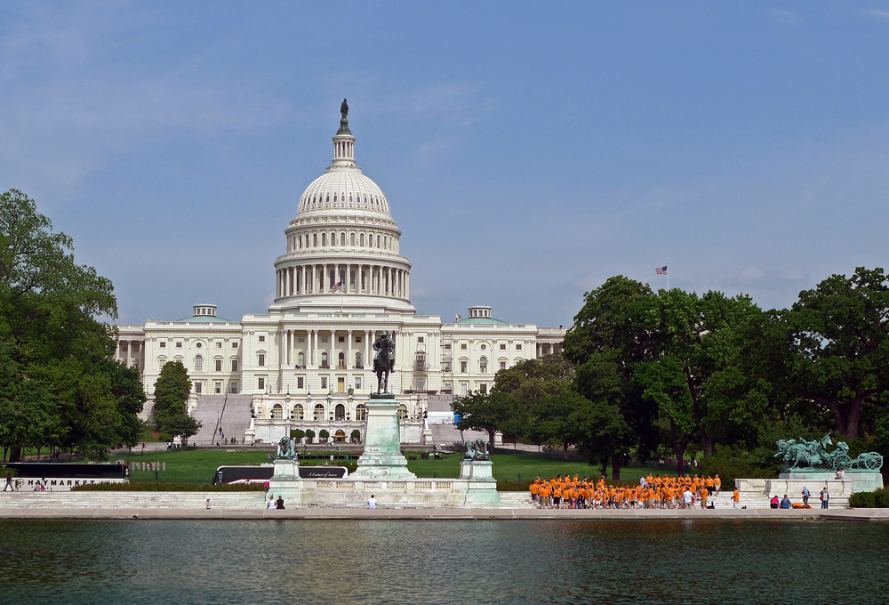 фото ""Оранжевые" у "Вашингтонского обкома"" метки: архитектура, путешествия, юмор, 