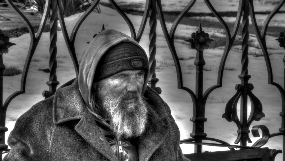 photo "My life is passing, day by day" tags: portrait, street, Europe, black  white, old man