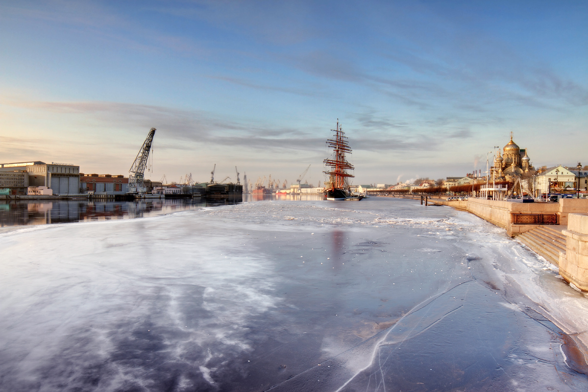 photo "***" tags: city, misc., morning, river, sunrise, winter, Город, Набережная, Набережная Лейтенанта Шмидта, Нева, Петербург, Седов, адмиралтейские верфи, парусник, успения пресвятой богородицы, церковь