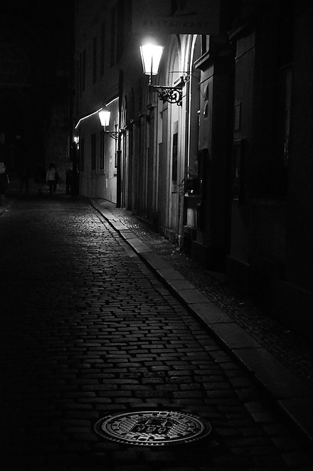 photo "Hочные фонари и канализационный люк" tags: black&white, Prag, Prague, Praha