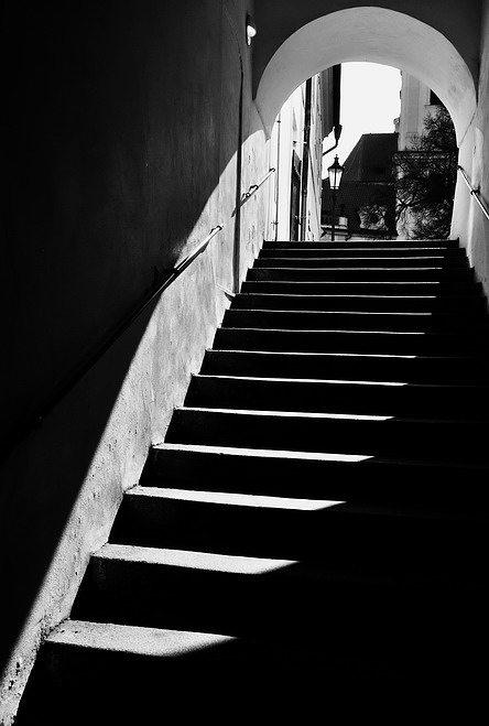 фото "Проход, свет и лестница" метки: черно-белые, Prag, Praha, Прага