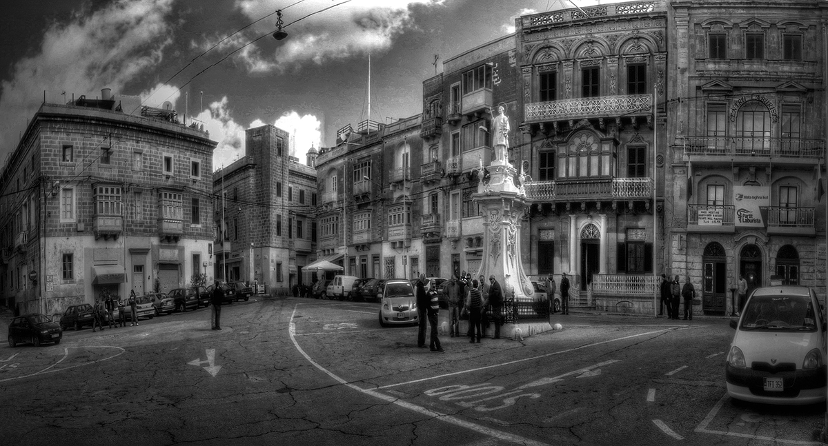 photo "The revolution begins from the square..." tags: black&white, street, travel, 