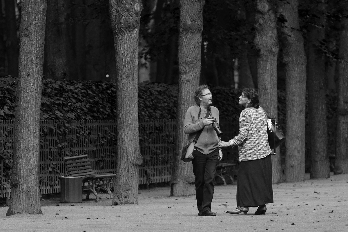 photo "***" tags: genre, street, black&white, man, park, woman, взгляды, кокетство, любезности, руки, фотограф, чувства, эмоции