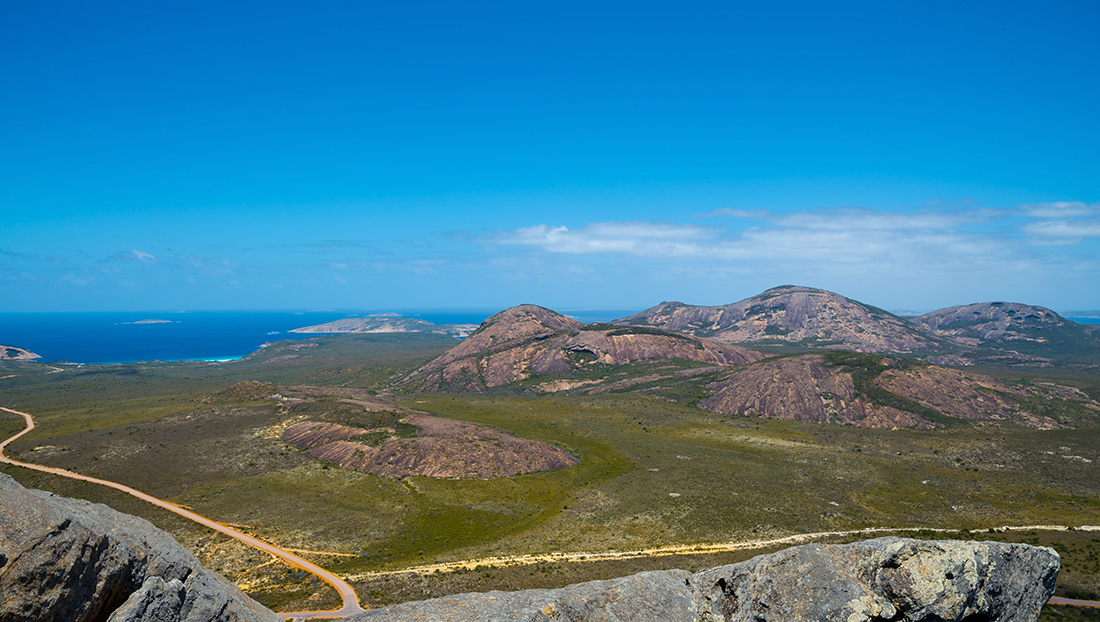 фото "Перекресток" метки: пейзаж, day, intersection, ocean, road, sea, summer, valley, view, горы, небо, облака, скалы