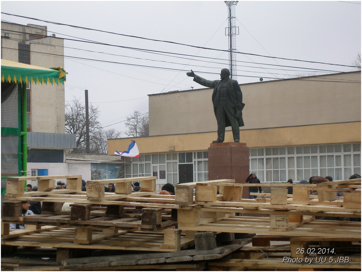 фото "Ленин за баррикадой" метки: репортаж, Крым, джанкой