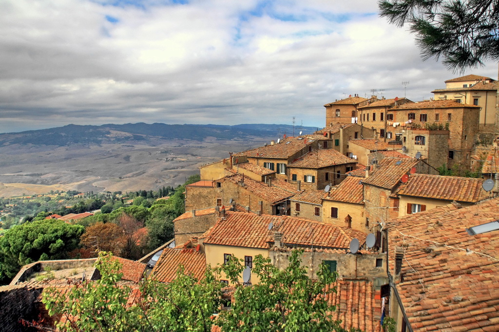 фото "Città di Volterra" метки: архитектура, природа, путешествия, Европа, горы, дома, луг, облака, село