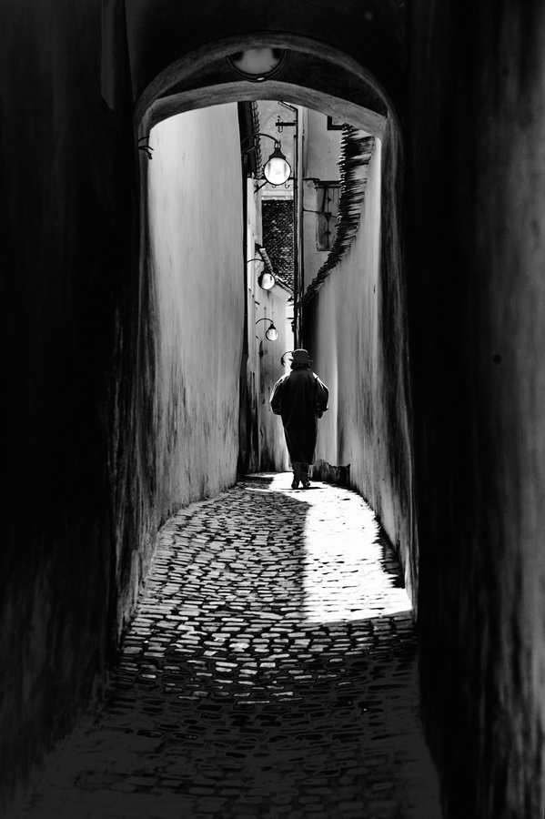 фото "Силуэт" метки: стрит-фото, черно-белые, брусчатка, силуэт, улица