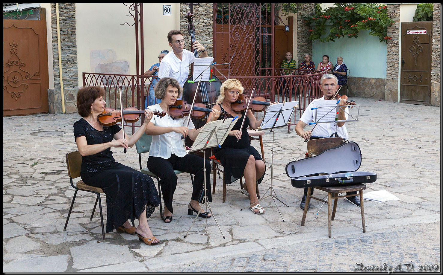 photo "Those that exercise music" tags: travel, city, street, Europe, people, summer