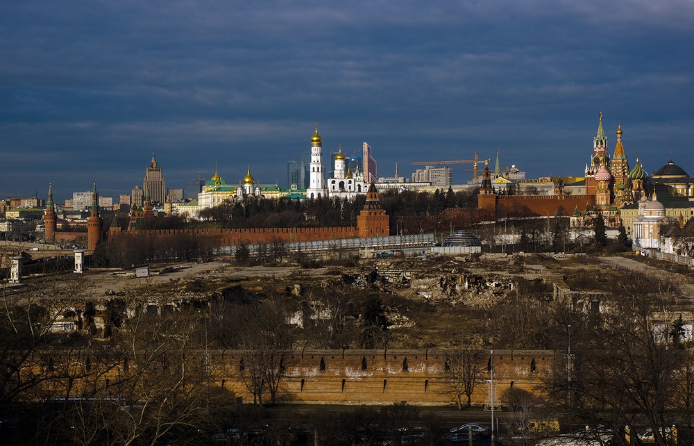 Москва видны район. Москва 1998 Кремль. Московский Кремль вид на Москву Сити. Вид на Кремль. Вид из окна на Кремль.